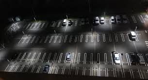 【自動車】駐車場に現る「謎のトナラー」なぜ存在？ ガラ空き“駐車場”で横並びする「理由」は“日本人特有”の「深層心理」が原因？