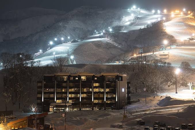 【北海道】スキーリゾート「ニセコ」の様子がおかしい…ルイ・ヴィトンが出店、72万円のヘリタクシーまで出現でセレブ化が止まらない