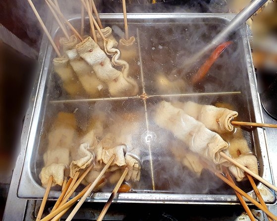 韓国の代表的な冬のストリートフード「かまぼこ串」屋台　客から竹串を回収しどす黒くなるまで再利用