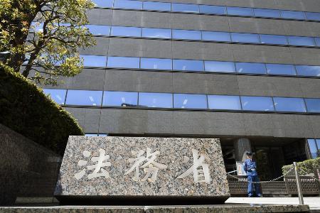 【法務省】男性受刑者も化粧水ＯＫ　ジェンダー平等で