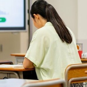 京都市教委、教員不足でなりふり構わず「青田買い」　志望者減少で大学３年生でも受験可能