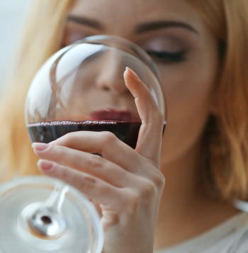 【酒】公共の場で飲酒規制、どう思いますか？　主要国では規制がない方が少数派