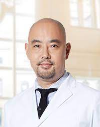 麻生泰氏、“献体前でピース”騒動を回顧　なぜ大炎上した？ 「生活状況良くない人が増えてるのかなって」