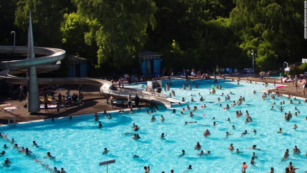 【速報】ドイツの公営プール、女性も上半身裸へ