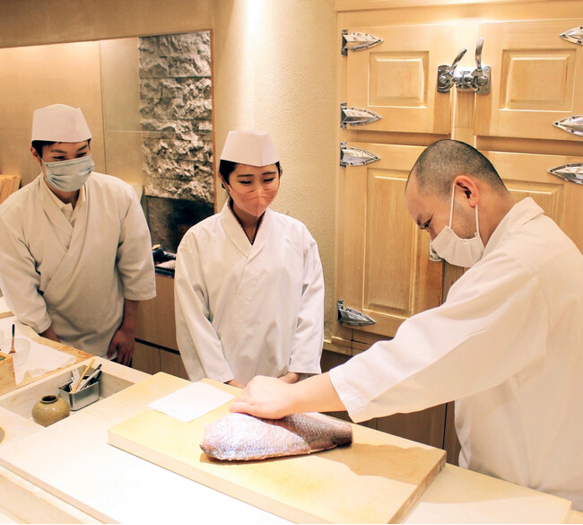 【文化】港区女子の投稿で波紋｢高級すし店｣どんな場所か