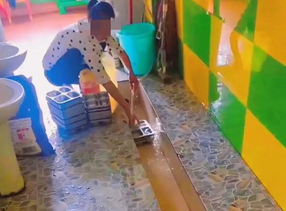 小便器で子どもの食事トレイを洗う…「おぞましい」中国幼稚園の衛生状況に猛非難