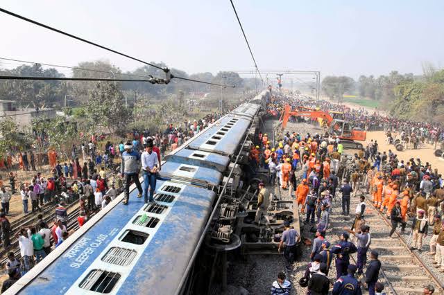 インド 長距離列車が脱線 隣を走る列車と衝突 120人死亡確認