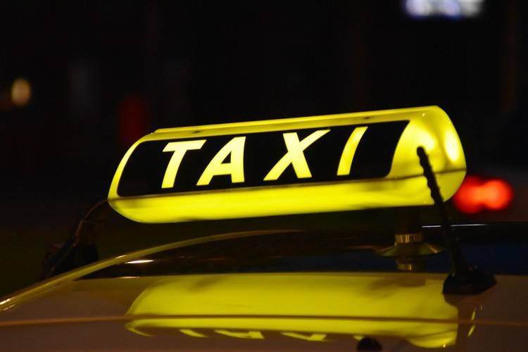 【タクシー】実は「１日10万円以上」稼ぐタクシードライバーがゴロゴロ…！背景には運賃値上げ…！タクシー運転手が「バブル状態」って知っていましたか