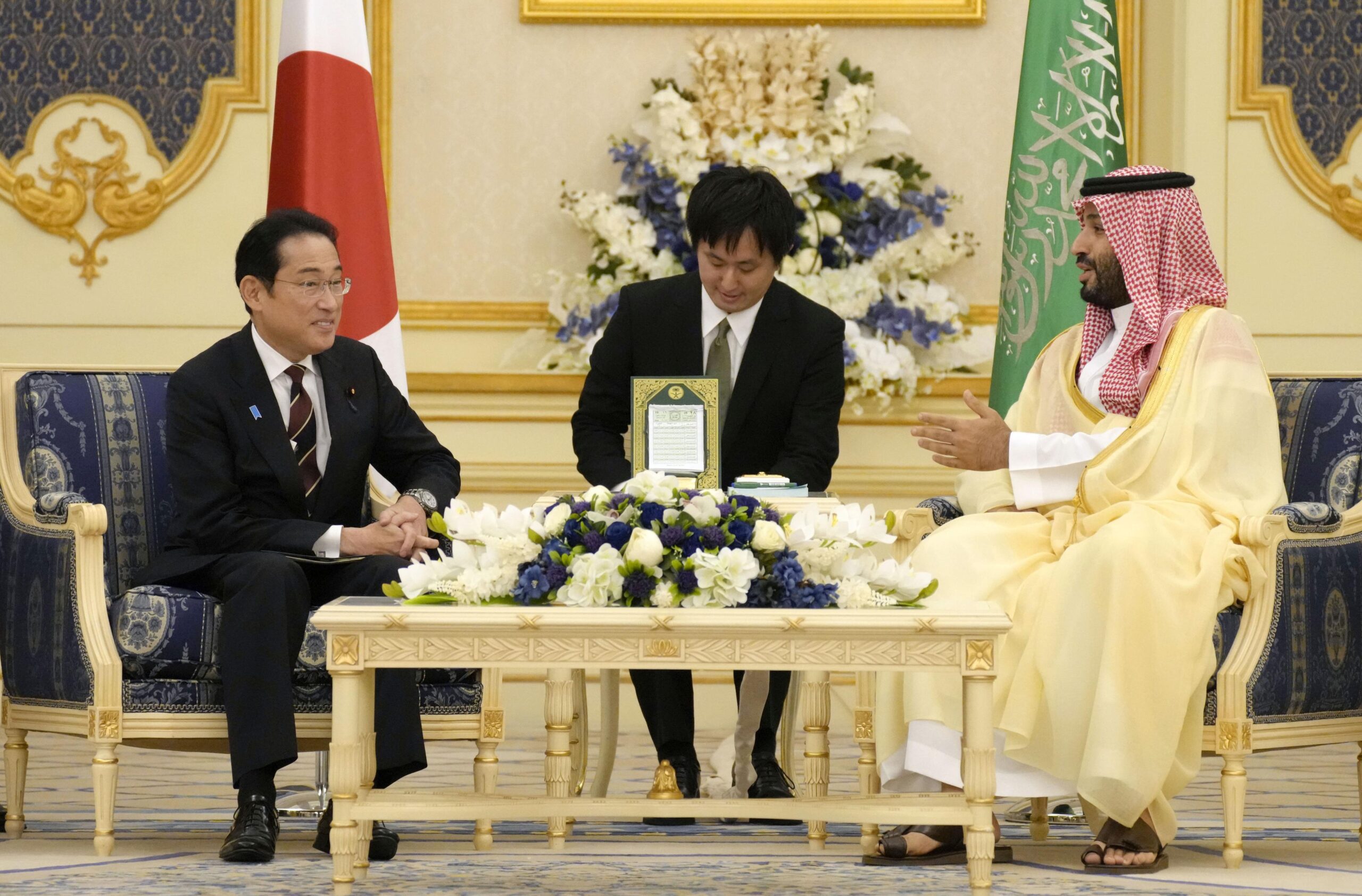 【アニオタ】岸田首相 UAE到着 ムハンマド大統領と首脳会談へ
