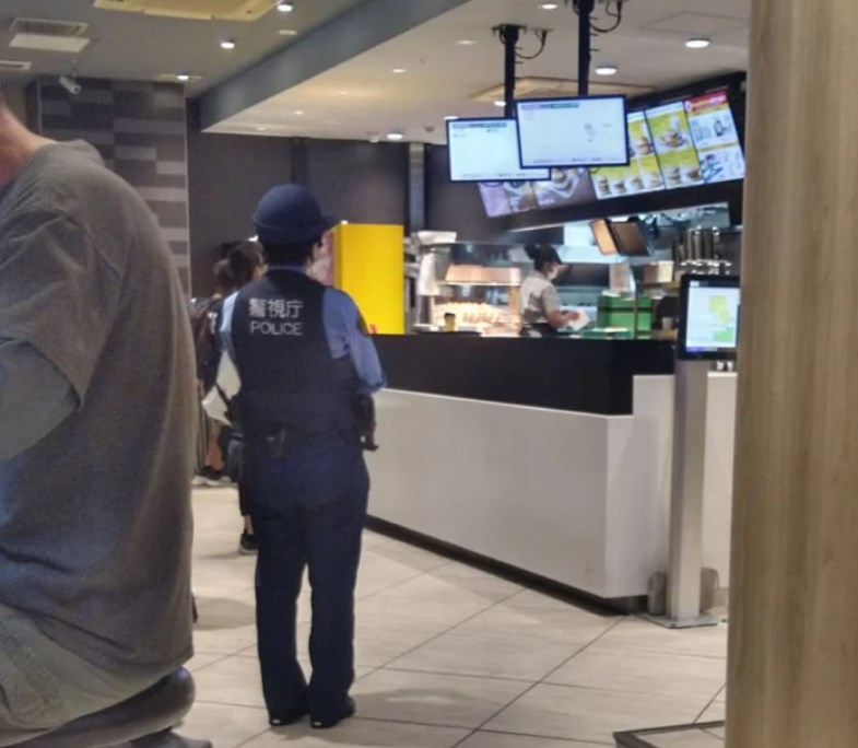 警察官が制服のままマクドナルドでメシ買ってたけどどうなの？