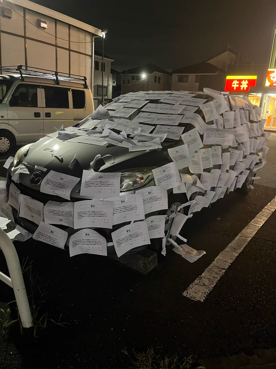 【無断駐車】すき家、無断長時間駐車に「警告200枚超」張りつけ 異様光景に「やり過ぎ」指摘…広報「明らかに行き過ぎた対応