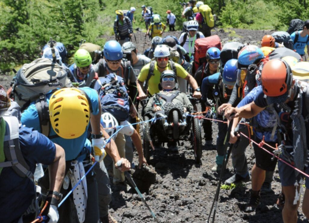 【炎上】90歳登山家の三浦雄一郎さん、若者30人に車椅子で引っ張られて富士山を登山→炎上ｗｗｗ