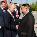 プーチン氏、金正恩氏とガッチリ握手。顔デカくね？