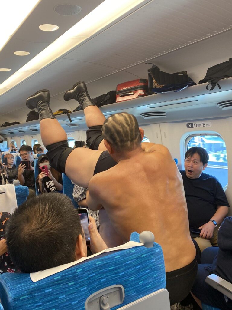 【速報】新幹線の車内でとんでもない乱闘が発生
