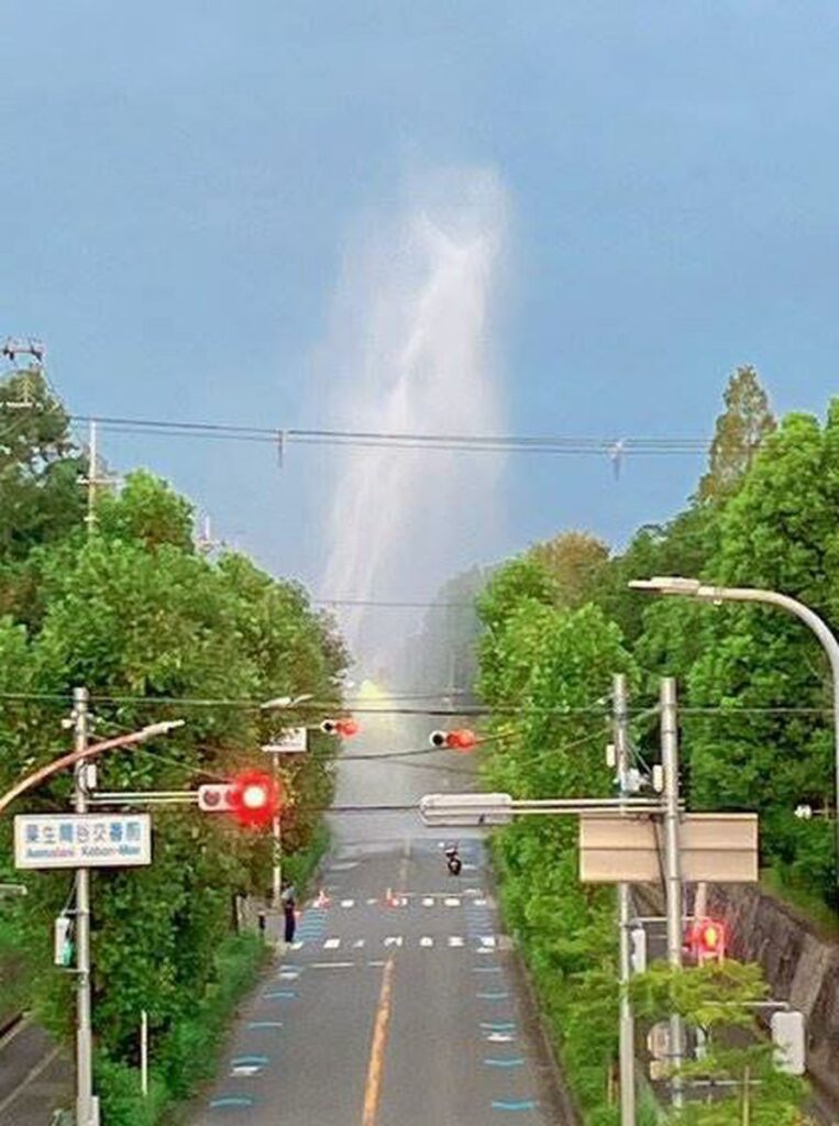 【大阪・箕面】「水柱上がっている」水道管破裂、路上に10㍍超噴出