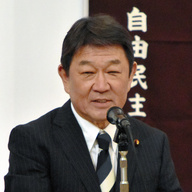 【悲報】茂木敏充（69）、子供に接待されるww