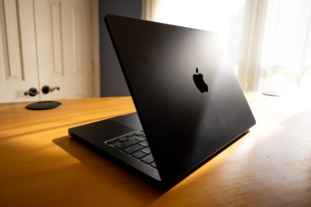 29万人「MacBookを使うと収入は16%増え、好感度も22%増え、髪の毛も増えた」