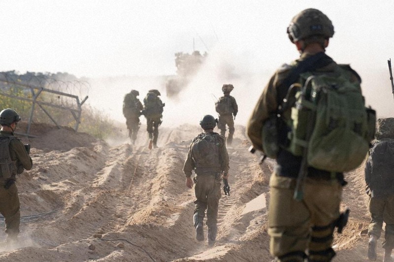 イスラエル軍、長期戦へ部隊再編　ガザから戦車引き揚げと報道