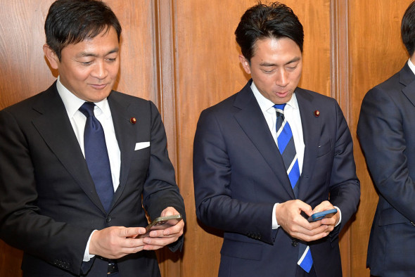 ペーパー読んでる小泉氏　橋本五郎氏の「慎重過ぎてどうする！」に「自分なりに手を入れ何度も推敲」