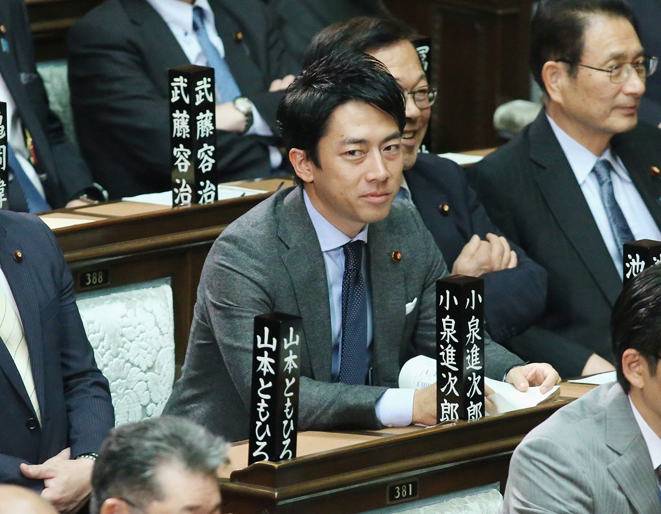 若者層に人気の小泉進次郎、TikTok初投稿も…「日本のために政治家引退してくれ」コメント欄大荒れのまさか