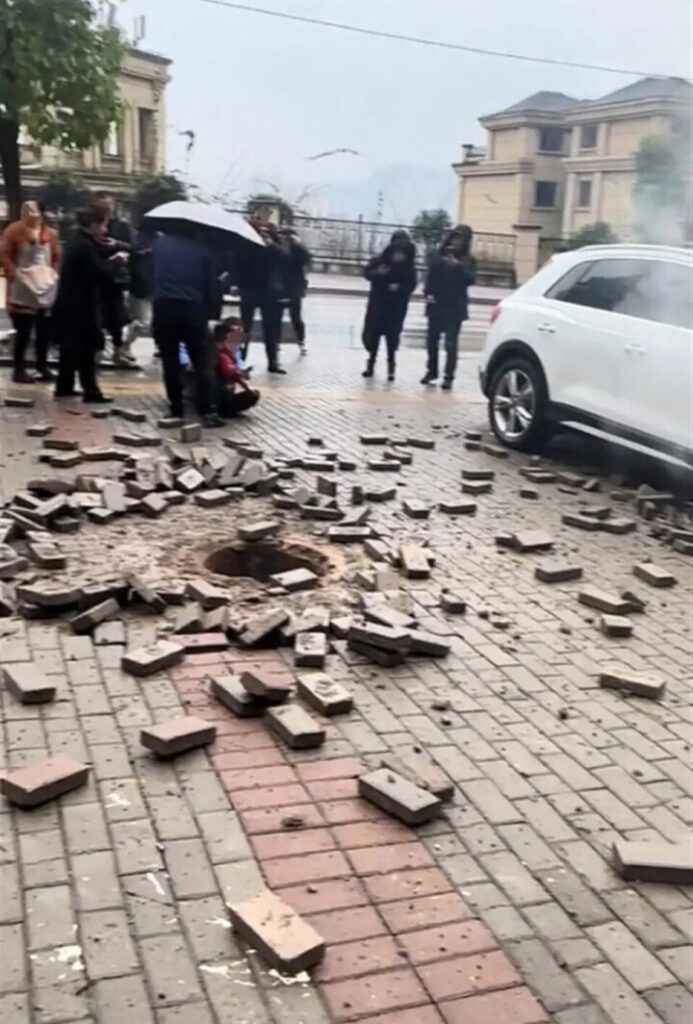 【チャイナボカン】 子どもがマンホールに爆竹投下し大爆発、SUV車も浮き上がる衝撃