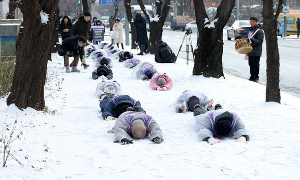 【五体投地!】韓国裁判所、梨泰院惨事の遺族に「大統領執務室前での『五体投地』行進」を許容