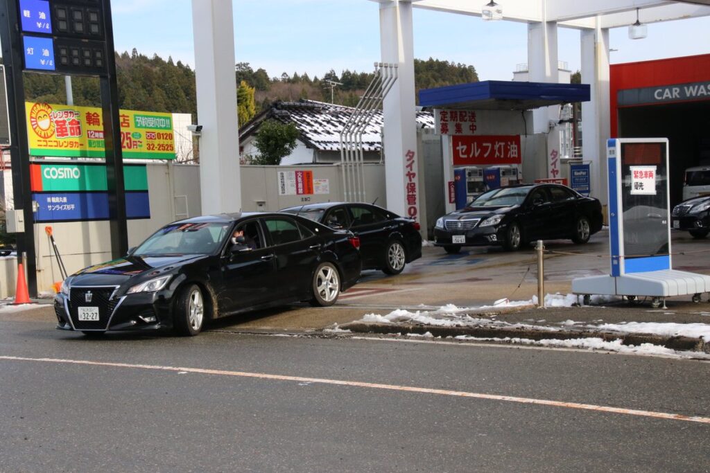 【被災地訪問】1月14日、輪島で営業してる数少ないガソリンスタンドで、警護車を含む黒塗りの車列が給油…