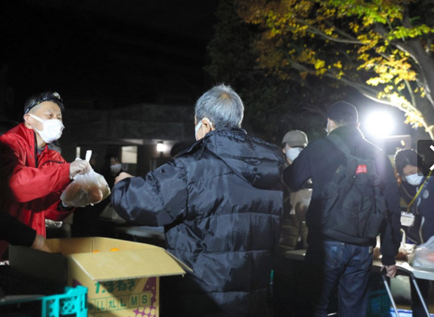 再）【食料配布】大みそか、池袋の食料配布に343人が列　物価高で「死活問題」