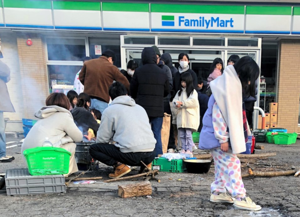 「とにかく寒い」冷え込む被災地の朝、避難者らがコンビニ前でたき火