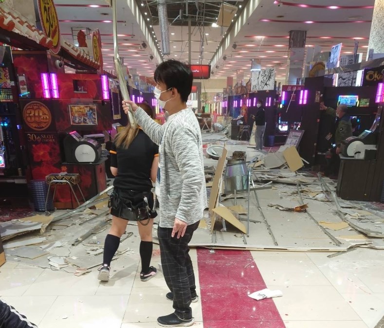 【地震】「急に降ってきた感じ…」パチンコ店の天井が崩落　店内の8人が重軽傷　震度5強の富山