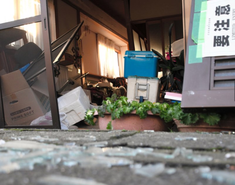 珠洲市役所のボードに「生き埋め多数」　群発地震で傷んだ家屋が倒壊