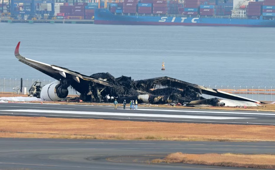 羽田JAL機衝突、滑走路で交錯なぜ　交信記録解析が焦点