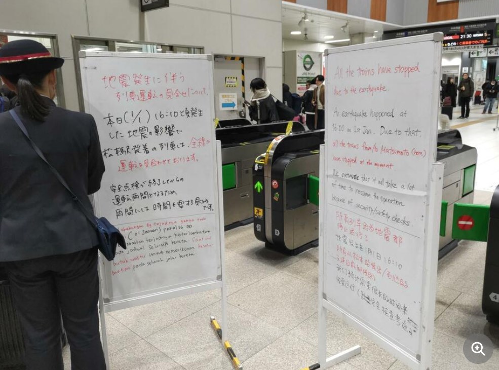 地震で困った外国人「助かった」　駅に登場した運行状況伝える3言語のメッセージ、翻訳したのは…