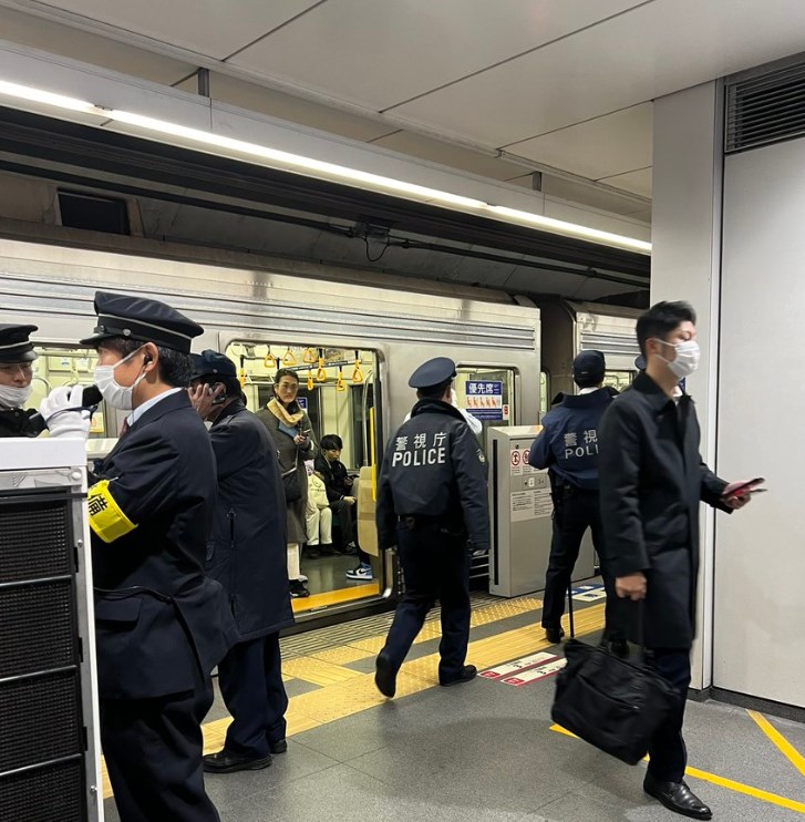 【速報】東急東横線 渋谷駅付近の車内でカッターナイフのようなもの振り回す人の目撃情報