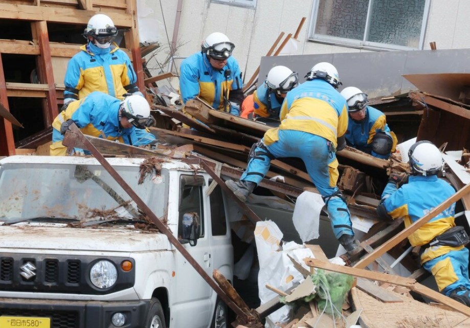 中学生　家の下敷きになり亡くなる