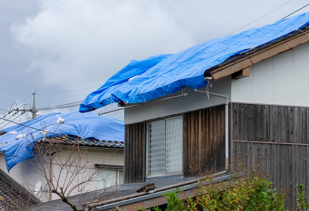 日本人終わる。。。悪徳リフォーム会社が石川県に殺到しブルーシートを張って荒稼ぎ。。。