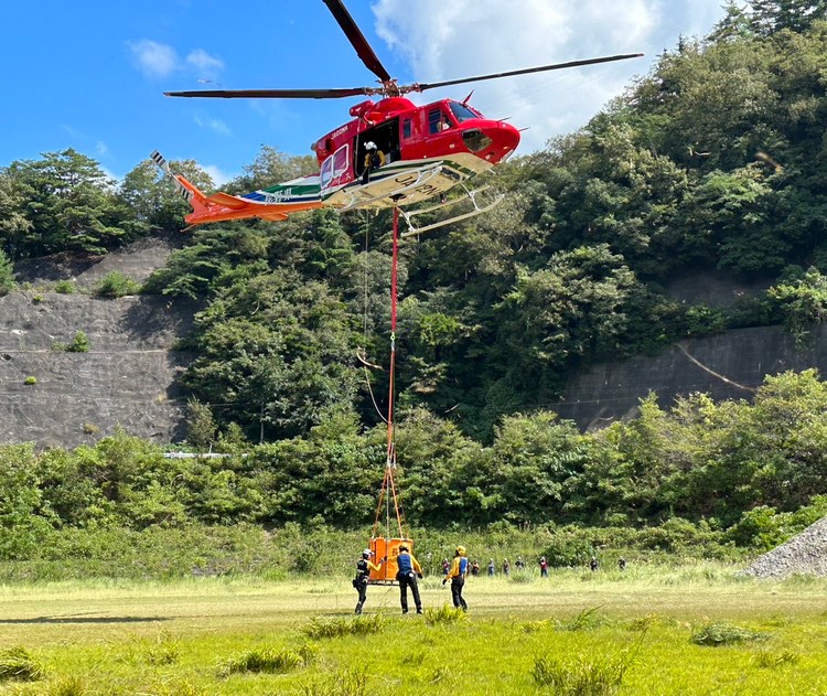 天才「水がなくて困ってるから政府はヘリで水を大量に梱包して空き地や学校の校庭に落としてください」