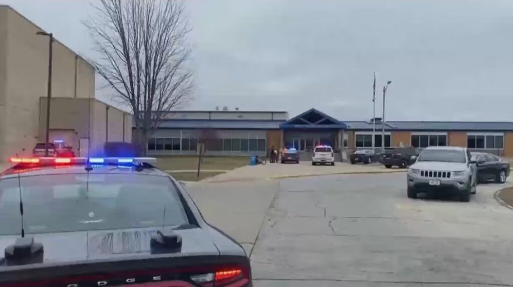 【米】アイオワ州の高校で17歳生徒が銃乱射…犯行後、自身撃ち死亡　中学生1人死亡・5人負傷　散弾銃と拳銃で武装　即席の爆発物も