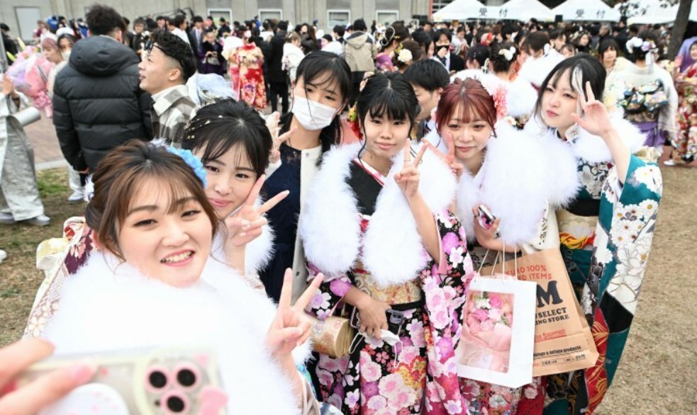 【成人式】名前入りのぼり、金粉…ド派手な衣装健在　北九州で二十歳の式典