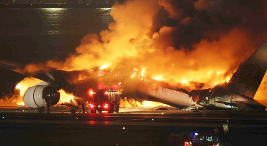 【JAL機炎上事故】現役管制官が緊急告発 「事故が起きた羽田空港C滑走路は離着陸兼用の“異常”な運用だった」