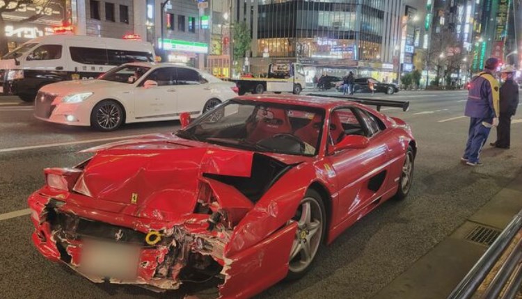 【東京・千代田区】「フェラーリ」「ベンツ」高級車同士の衝突事故…フェラーリはフロント部分が大破