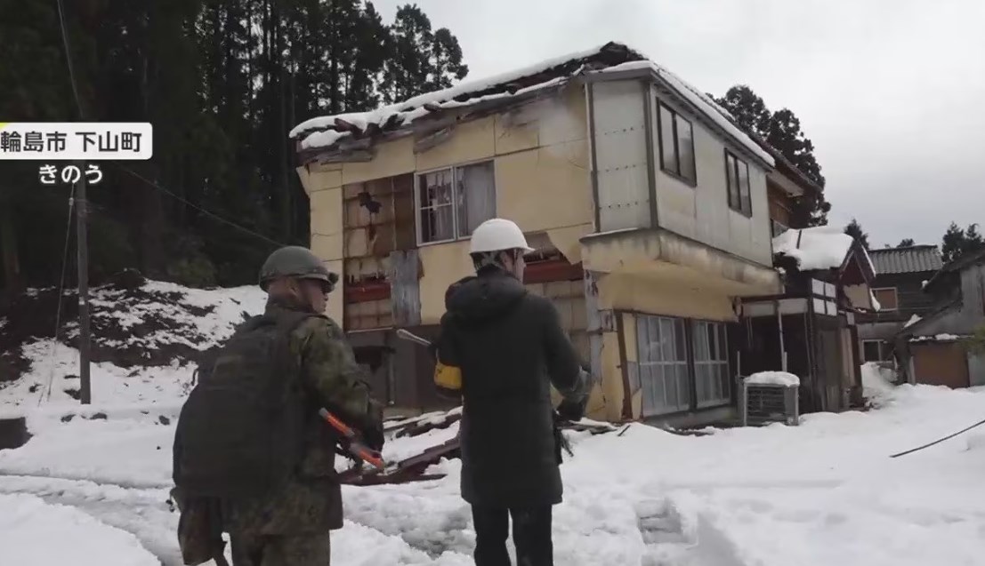 灯油やガソリンのヘリ輸送認められていないため雪深い山間部の数百人が凍死危機。 「ルールやから…」