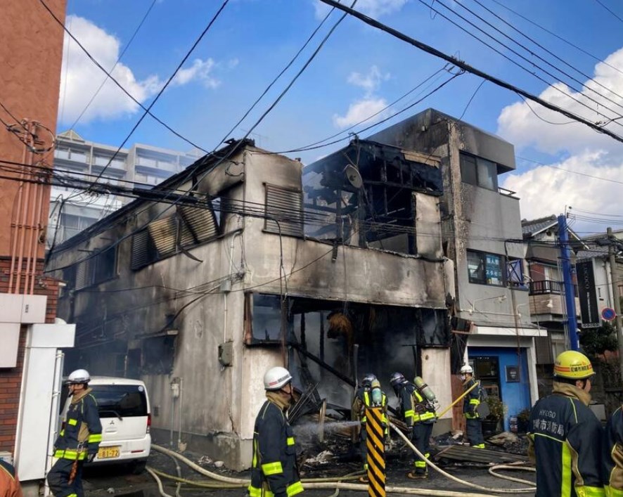 尼崎で民家火災、3階部分を焼く　部屋に鳥の保温用ヒーター「電源付けたままに」