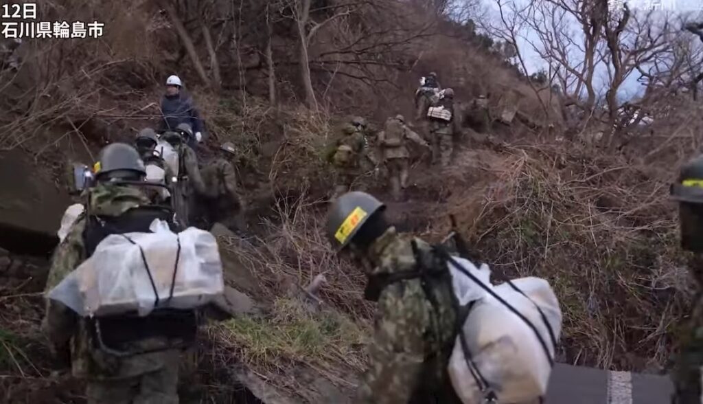 被災地で深刻な輸送ヘリ不足、陸上自衛隊が徒歩で決死の物資輸送を続ける😨