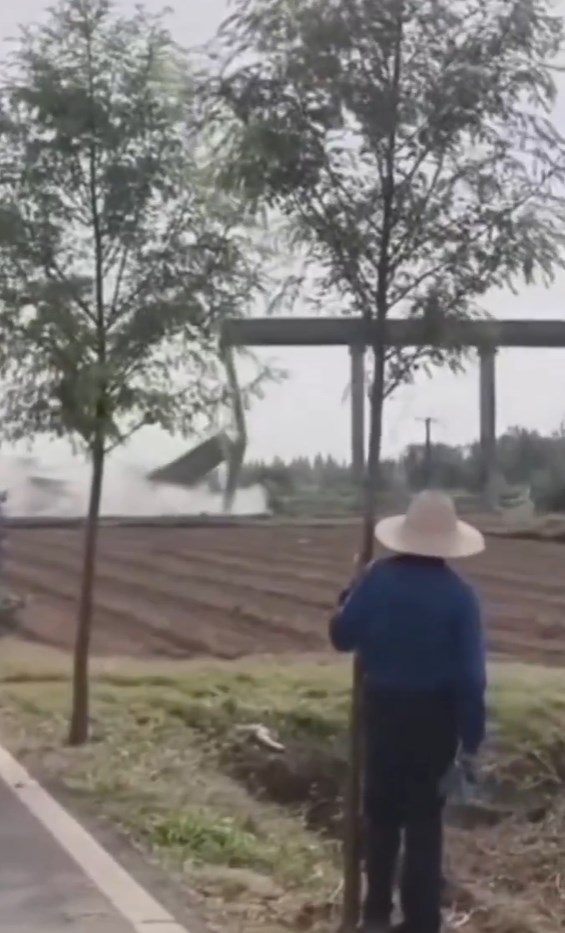 【動画】中国の高速道路が崩壊