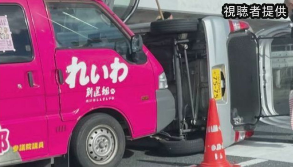れいわ新選組の街宣車に軽自動車が衝突　運転の６０代男性搬送　交差点左折時に横転　大阪