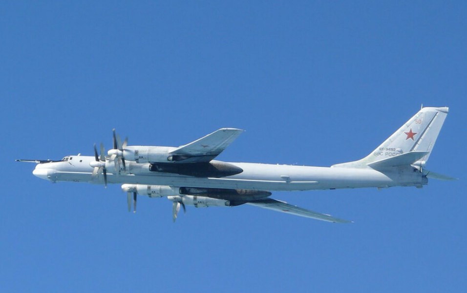 ロシア爆撃機2機が日本海飛行