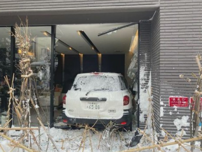 「車が複数の歩行者をはねてマンションにぶつかった」通報相次ぐ　札幌市西区