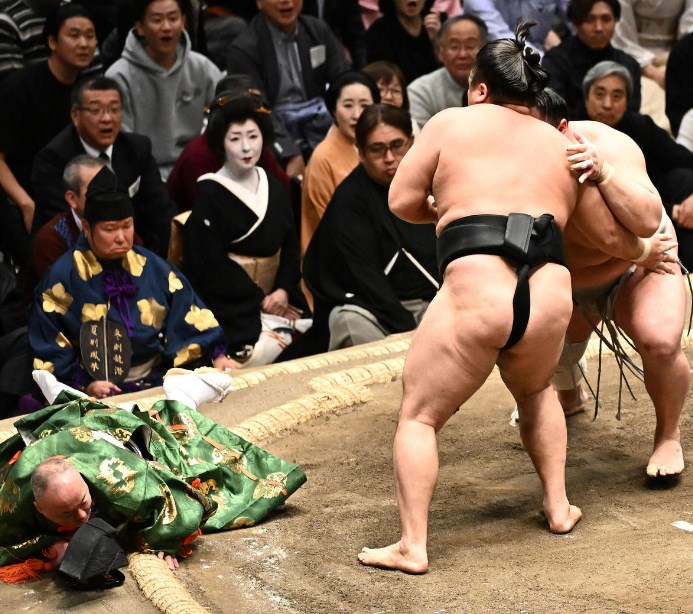 【相撲】行司が吹っ飛ぶ珍事　木村容堂が霧島と激突し転倒　烏帽子と草履脱げるも無事に務め果たす