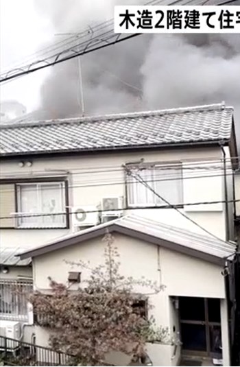 【神奈川】大和市で住宅火災「ストーブに灯油を入れていたら引火したようだ」　2人がけがも命に別状なし